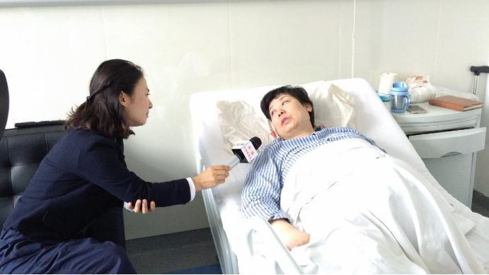 央视报道我院患病医生抢救出血产妇后晕倒事迹
