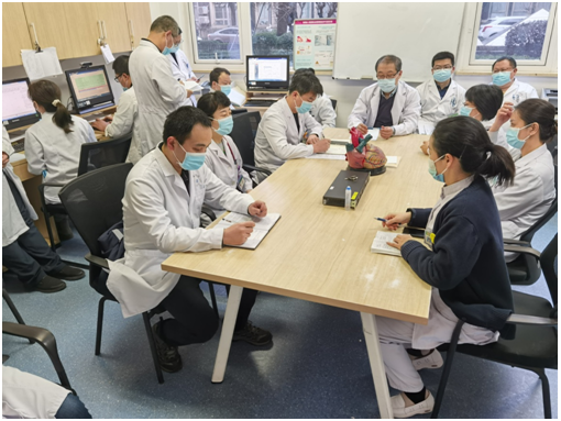 医务处深入科室参加晨交班